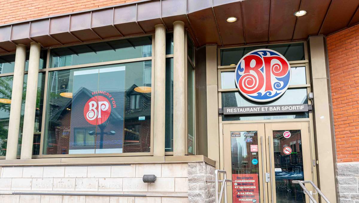 Cascaded LED display panel installation at Boston Pizza restaurant storefront in Gatineau, Quebec
