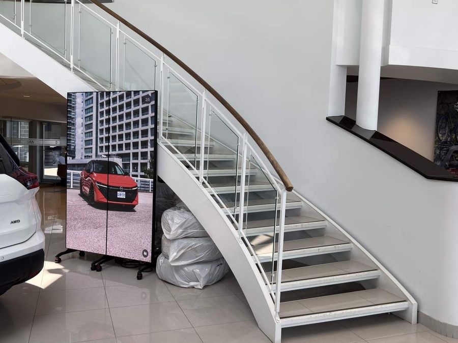 Gros plan d’un double affichage DEL montrant l’inventaire de véhicules chez un concessionnaire Nissan, Région de la capitale nationale